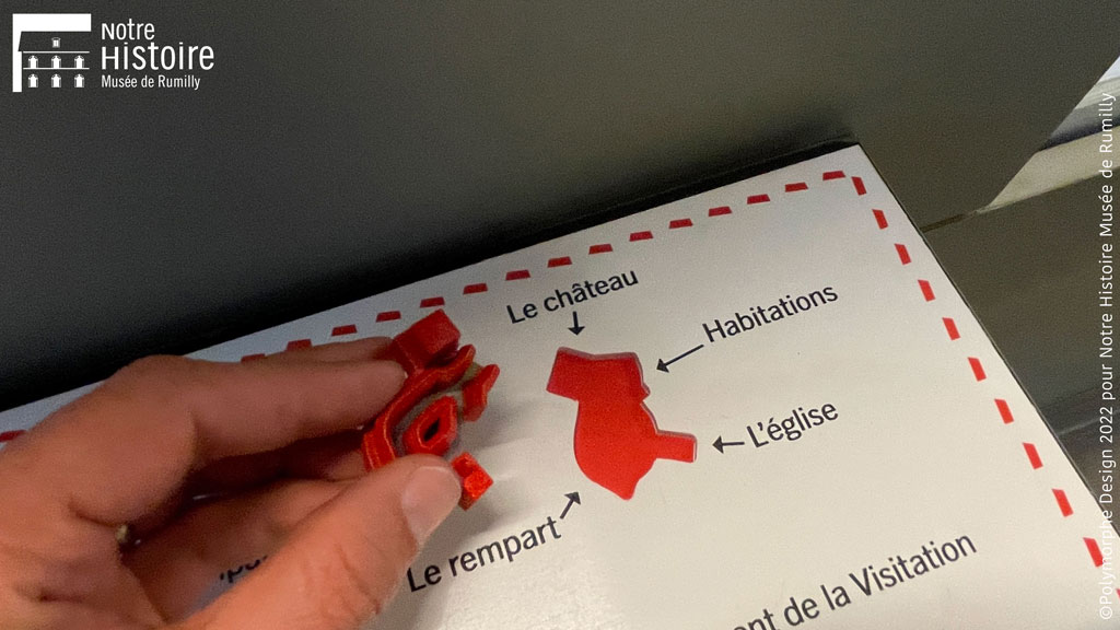  Un visiteur range une pièce de puzzle.