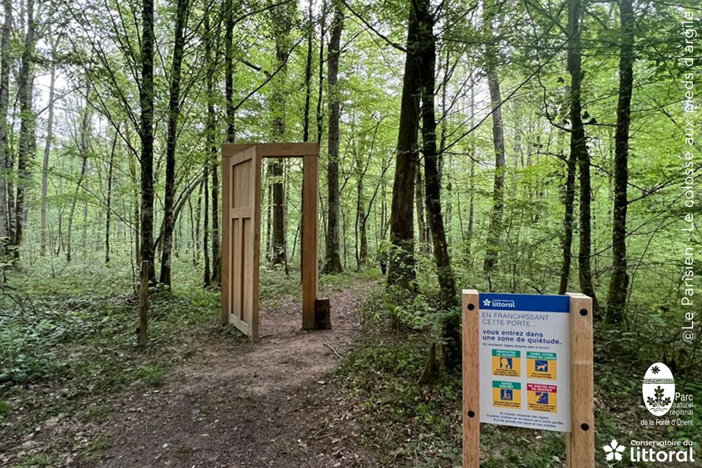 Devant la porte dans al forêt, un panneau daonne la consigne : en franchissant cette porte, ...