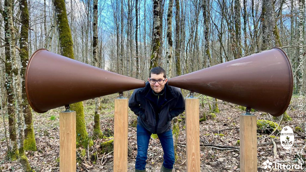 Photo d'une scultpure sur bois présente sur le sentier : l'aïeul.